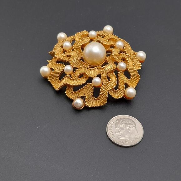 Vintage Faux Pearl Gold Tone Textured 2 1/4 Inch Brooch - Picture 8 of 9